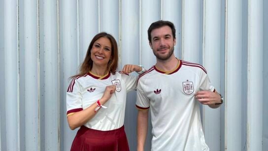 Los redactores de laSexta Beatriz Correal y Daniel de la Fuente, con sus camisetas blancas de Espa&ntilde;a para el Mundial 2026