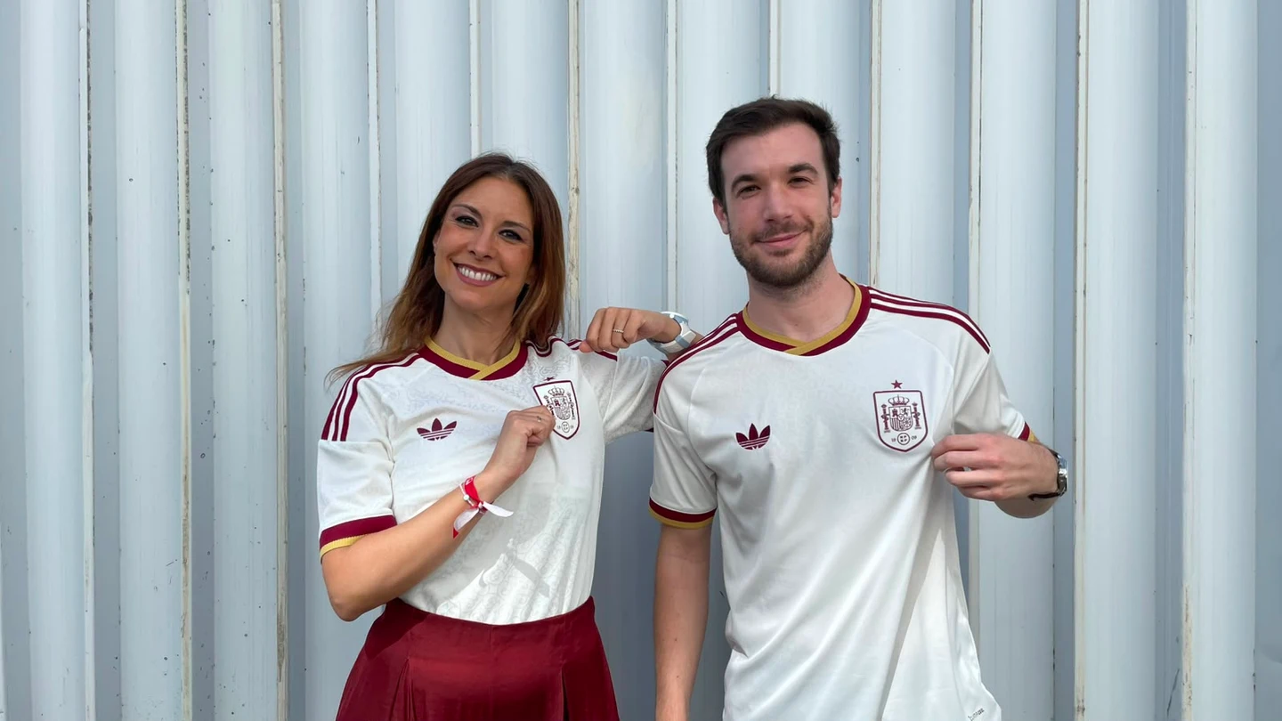 Los redactores de laSexta Beatriz Correal y Daniel de la Fuente, con sus camisetas blancas de España para el Mundial 2026 Los redactores de laSexta Beatriz Correal y Daniel de la Fuente, con sus camisetas blancas de España para el Mundial 2026