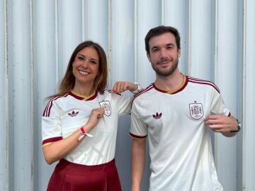 Los redactores de laSexta Beatriz Correal y Daniel de la Fuente, con sus camisetas blancas de Espa&ntilde;a para el Mundial 2026