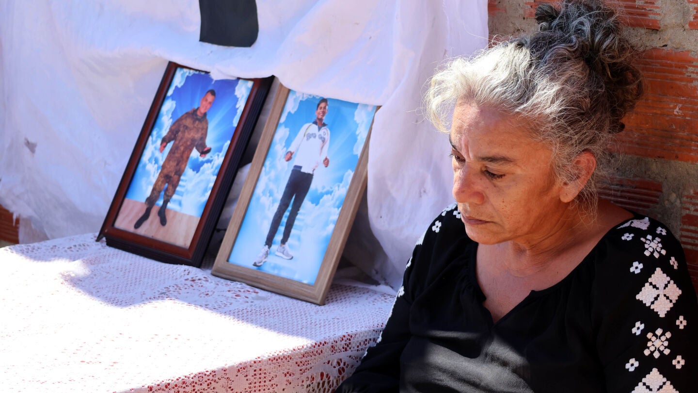 anía Valdivia, madre de Iván, uno de los jóvenes que murieron tras ser reclutados por Rusia para la guerra con Ucrania, participa en un velorio simbólico este martes, en Santa Cruz (Bolivia).