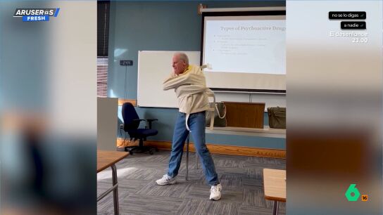 Un profesor de Piscolog&iacute;a ense&ntilde;a a sus alumnos c&oacute;mo escapar de la camisa de fuerza