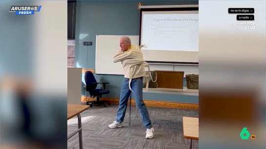 Un profesor de Piscología enseña a sus alumnos cómo escapar de la camisa de fuerza Un profesor de Piscología enseña a sus alumnos cómo escapar de la camisa de fuerza