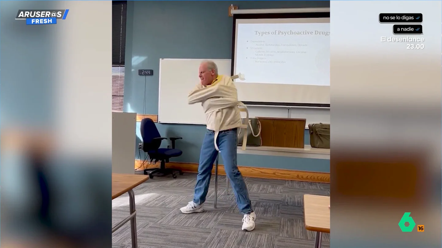 Un profesor de Piscología enseña a sus alumnos cómo escapar de la camisa de fuerza Un profesor de Piscología enseña a sus alumnos cómo escapar de la camisa de fuerza
