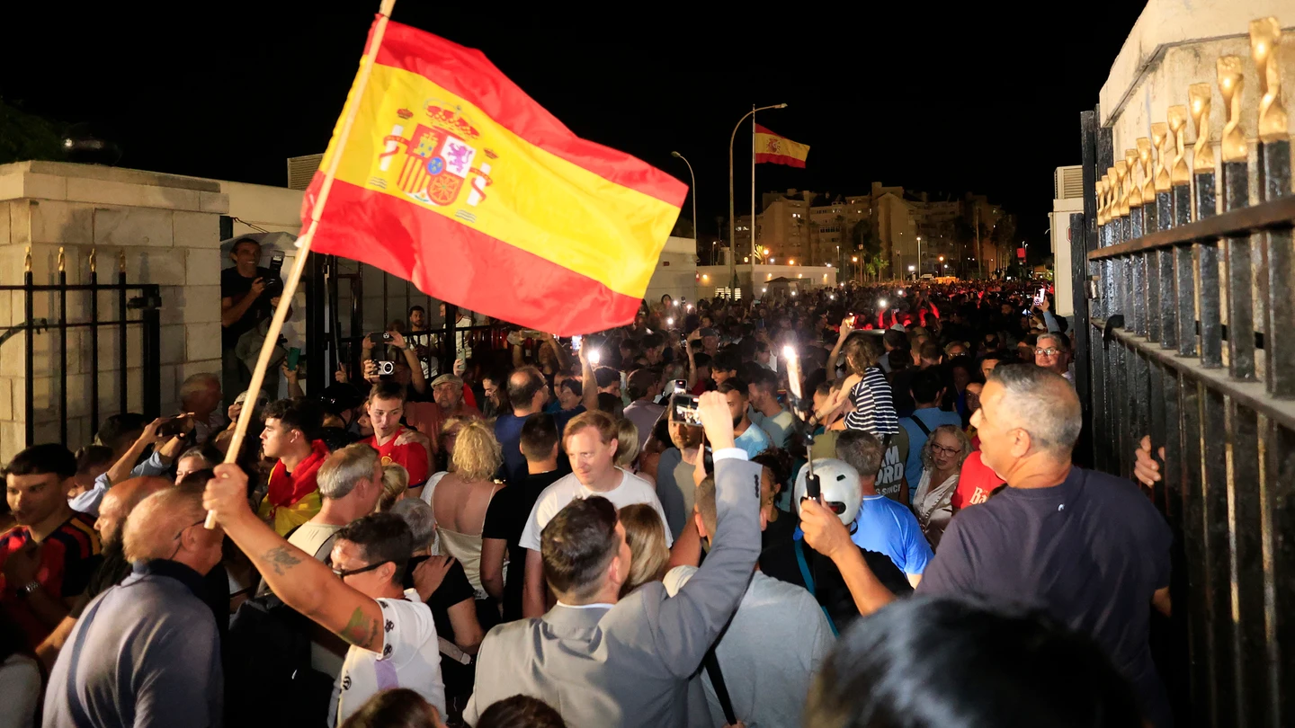 Miles de personas celebran el derribo de la verja que separaba a la colonia británica de territorio español Miles de personas celebran el derribo de la verja que separaba a la colonia británica de territorio español