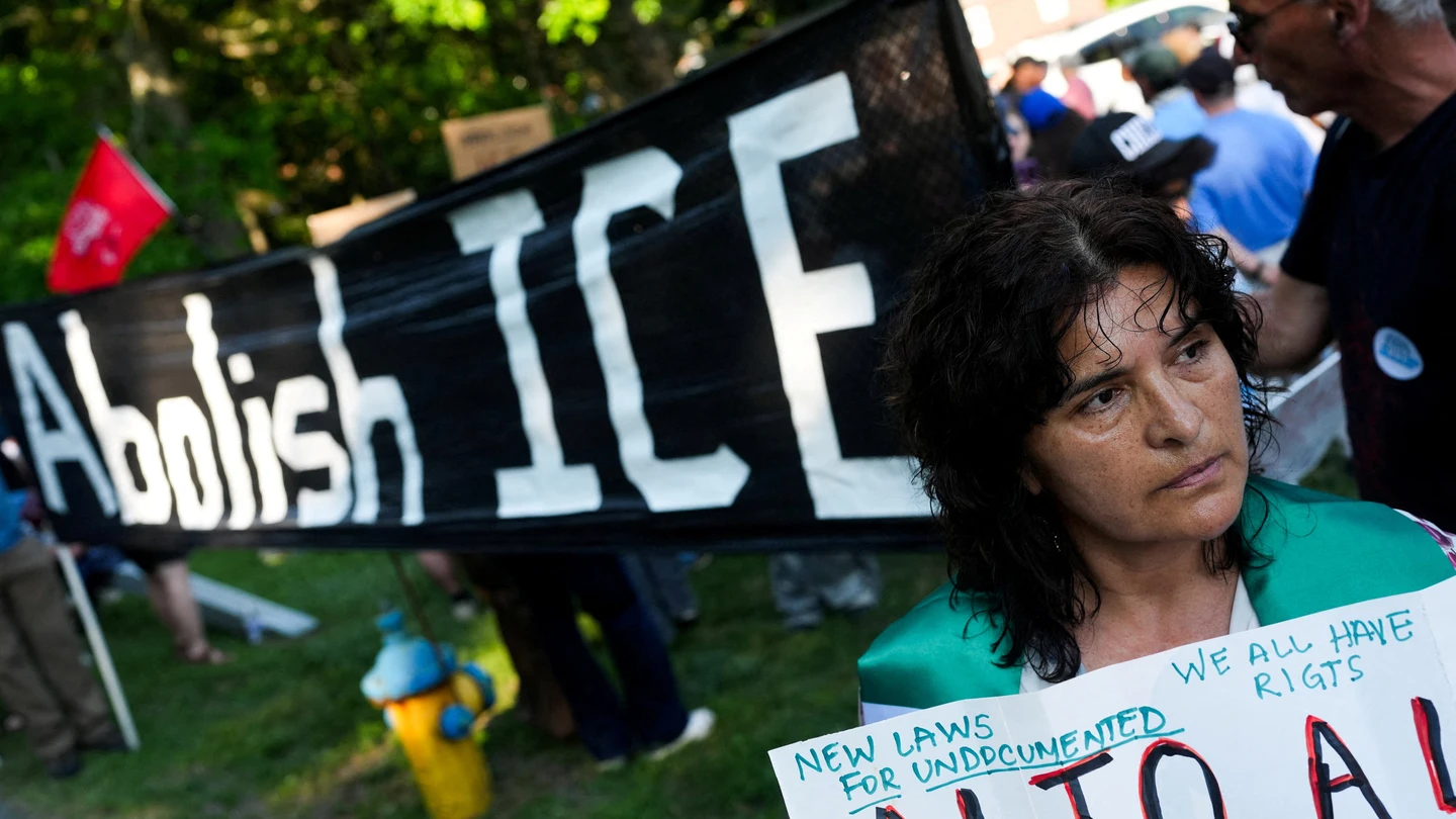 Personas protestan contra el Servicio de Inmigración y Control de Aduanas de EEUU (ICE) y un posible nuevo centro de detención de inmigrantes frente al Ayuntamiento de Newburgh, Nueva York Personas protestan contra el Servicio de Inmigración y Control de Aduanas de EEUU (ICE) y un posible nuevo centro de detención de inmigrantes frente al Ayuntamiento de Newburgh, Nueva York