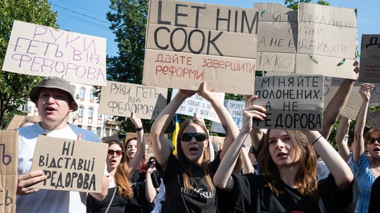 Zelenski afronta una crisis interna: los ucranianos se manifiestan en Kyiv contra el cese del ministro de Defensa Zelenski afronta una crisis interna: los ucranianos se manifiestan en Kyiv contra el cese del ministro de Defensa