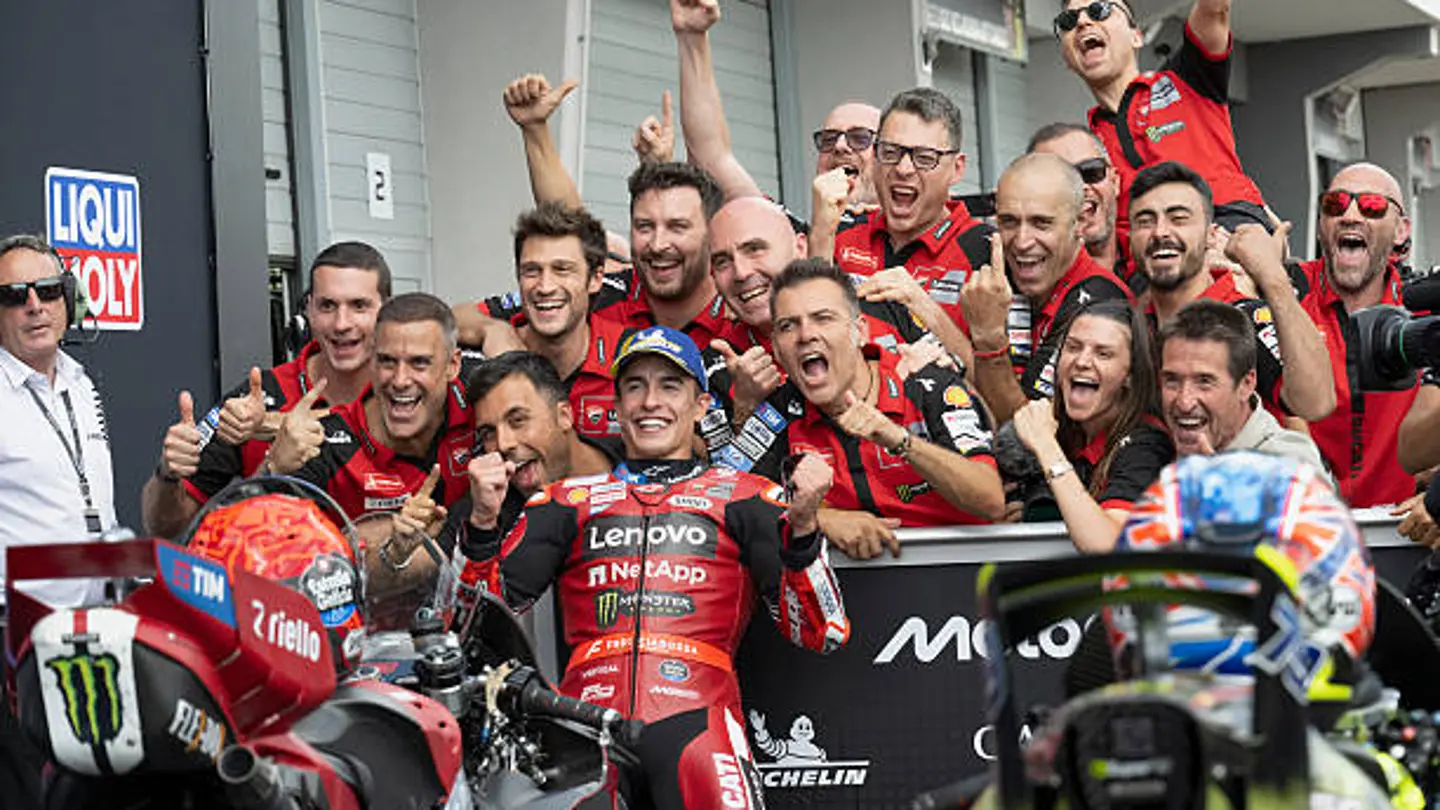 "¿Ahora un cóctel, ¿no? ¿Un gin tonic?": la celebración de Marc Márquez tras ganar en Sachsenring "¿Ahora un cóctel, ¿no? ¿Un gin tonic?": la celebración de Marc Márquez tras ganar en Sachsenring