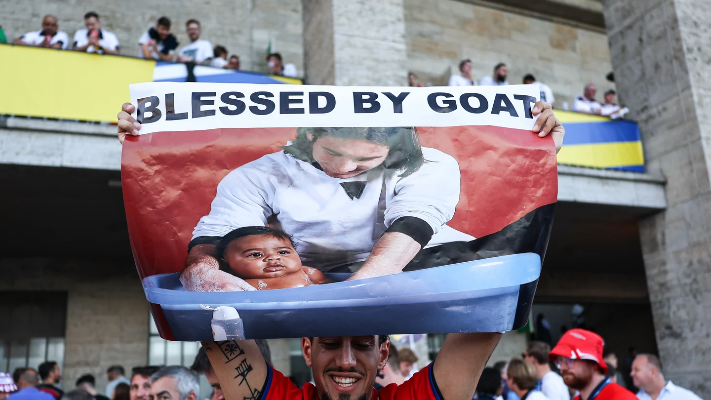 Un hombre porta una pancarta con el mensaje 'Blessed by GOAT' ('Bendecido por el mejor de la historia'), con la imagen de Messi bañando a Lamine Yamal Un hombre porta una pancarta con el mensaje 'Blessed by GOAT' ('Bendecido por el mejor de la historia'), con la imagen de Messi bañando a Lamine Yamal