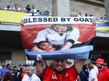 Un hombre porta una pancarta con el mensaje 'Blessed by GOAT' ('Bendecido por el mejor de la historia'), con la imagen de Messi ba&ntilde;ando a Lamine Yamal