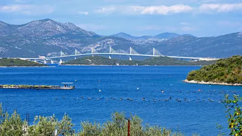 Puente en la península de Peljesac Puente en la península de Peljesac