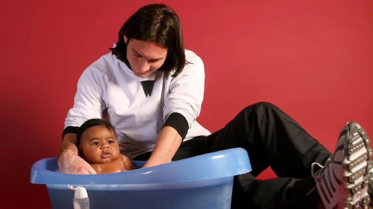 La historia detrás de la foto de Messi bañando a Lamine Yamal cuando tenía ocho meses La historia detrás de la foto de Messi bañando a Lamine Yamal cuando tenía ocho meses