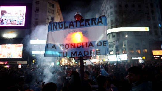 Una bandera argentina donde se puede leer 'Inglaterra. La concha de tu madre'