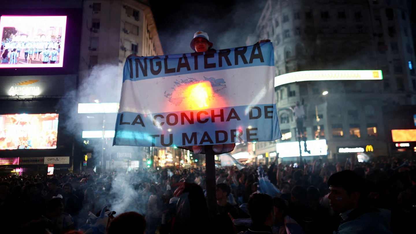 Una bandera argentina donde se puede leer 'Inglaterra. La concha de tu madre' Una bandera argentina donde se puede leer 'Inglaterra. La concha de tu madre'