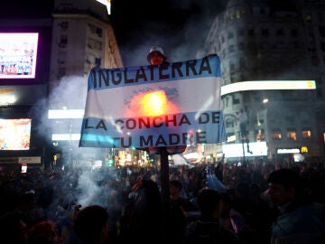 Una bandera argentina donde se puede leer 'Inglaterra. La concha de tu madre'