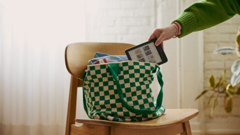 Mujer metiendo al bolso el Kobo Libra Colour