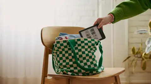 Mujer metiendo al bolso el Kobo Libra Colour Mujer metiendo al bolso el Kobo Libra Colour