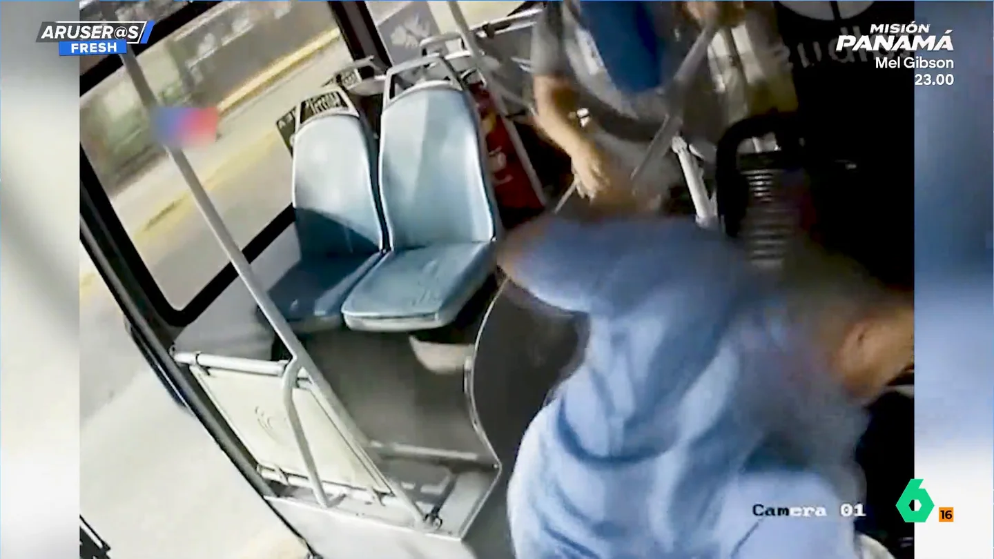 Un conductor de autobús suelta el volante para meterse en una pelea: "Los pasajeros entran en pánico y se lanzan del vehículo" Un conductor de autobús suelta el volante para meterse en una pelea: "Los pasajeros entran en pánico y se lanzan del vehículo"