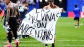 Giovanni Lo Celso celebra la victoria de Argentina frente a Inglaterra en la semifinal del Mundial con una pancarta que reza "las Malvinas son argentinas"