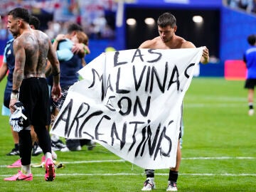 Giovanni Lo Celso celebra la victoria de Argentina frente a Inglaterra en la semifinal del Mundial con una pancarta que reza "las Malvinas son argentinas"
