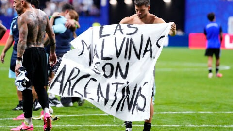 Giovanni Lo Celso celebra la victoria de Argentina frente a Inglaterra en la semifinal del Mundial con una pancarta que reza "las Malvinas son argentinas"