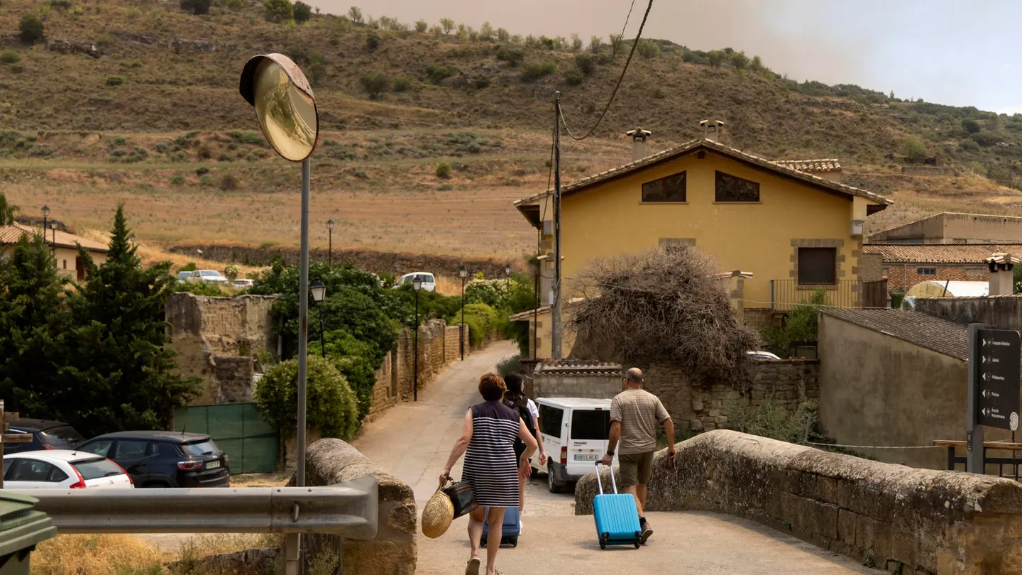 Vecinos de Uncastillo (Zaragoza) son evacuados preventivamente, por el incendio forestal declarado en Orés, en las Cinco Villas, que continúa activo. Vecinos de Uncastillo (Zaragoza) son evacuados preventivamente, por el incendio forestal declarado en Orés, en las Cinco Villas, que continúa activo.