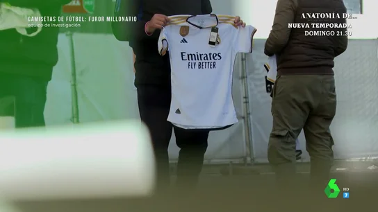 Los aficionados al fútbol se decantan por las falsificaciones de camisetas de equipos: "Es el mismo trozo de tela" Los aficionados al fútbol se decantan por las falsificaciones de camisetas de equipos: "Es el mismo trozo de tela"