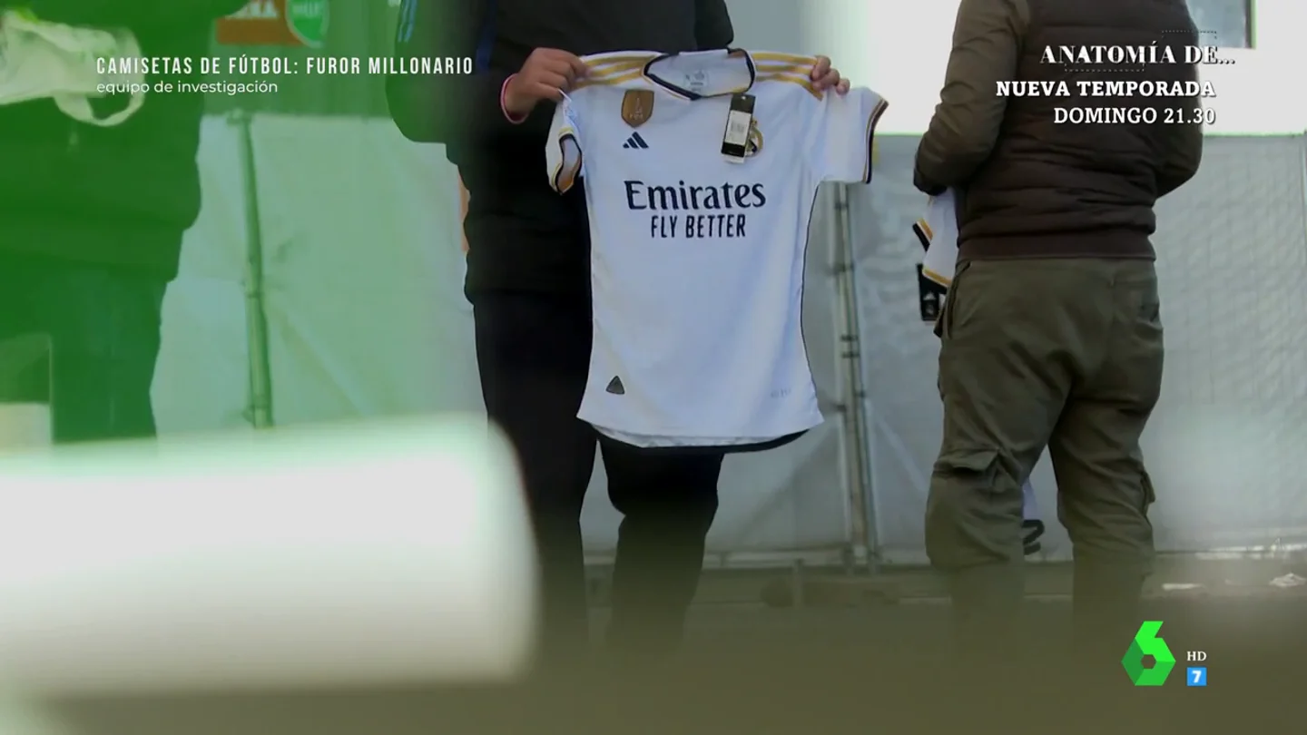 Los aficionados al fútbol se decantan por las falsificaciones de camisetas de equipos: "Es el mismo trozo de tela" Los aficionados al fútbol se decantan por las falsificaciones de camisetas de equipos: "Es el mismo trozo de tela"