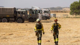 Bomberos trabajando en el incendio de Arag&oacute;n