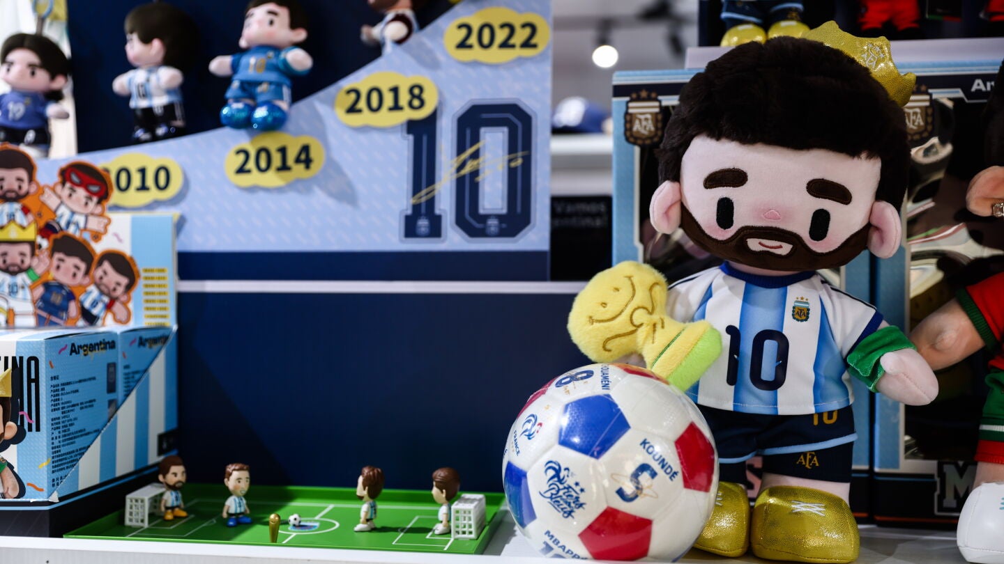 Una tienda oficial muestra mercadotecnia del jugador argentino Leo Messi, en Pekín, el 16 de julio. 
