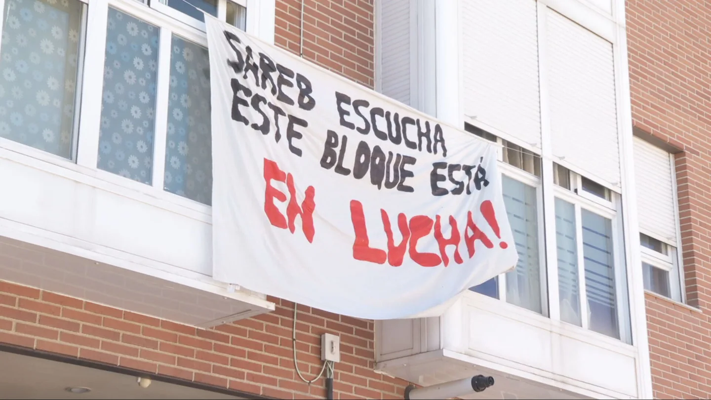 "Nos sentimos como okupas en nuestras propias casas": el calvario de un bloque de vecinos de Fuenlabrada tras seis años con la Sareb como propietaria. "Nos sentimos como okupas en nuestras propias casas": el calvario de un bloque de vecinos de Fuenlabrada tras seis años con la Sareb como propietaria.