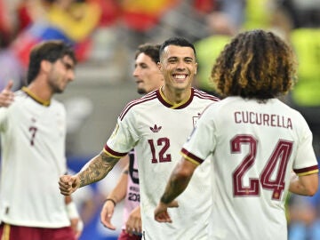 Pedro Porro y Cucurella, celebrando su pase a la final del Mundial de 2026 tras ganar a Francia