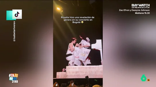 Lo nunca visto en un concierto de Rosalía: la cantante ayuda a una fan a revelar el sexo de su bebé Rosalía va un paso más allá de las performance habituales de sus conciertos y cumple el deseo de una fan: desvelar en directo el sexo de su bebé. El momentazo, en este vídeo.