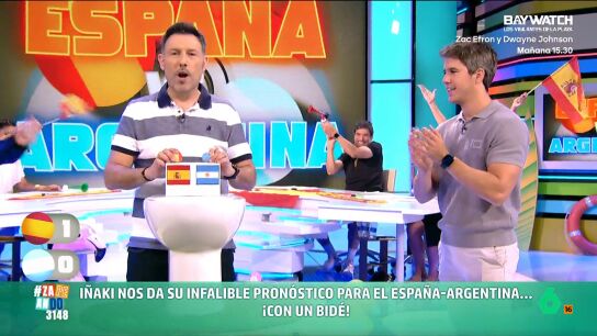 &Aacute;lex Silvestre vuelve a Zapeando con la previa del Espa&ntilde;a-Argentina, en el que asegura que "vamos a sufrir mucho". &Eacute;l predice un 1-1 hasta los penaltis, pero &iquest;qu&eacute; dicen las pelotas de I&ntilde;aki Urrutia?
