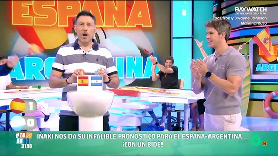 Álex Silvestre y las pelotas de Iñaki Urrutia predicen el resultado del España-Argentina: ¿ganaremos el Mundial? Álex Silvestre vuelve a Zapeando con la previa del España-Argentina, en el que asegura que "vamos a sufrir mucho". Él predice un 1-1 hasta los penaltis, pero ¿qué dicen las pelotas de Iñaki Urrutia?