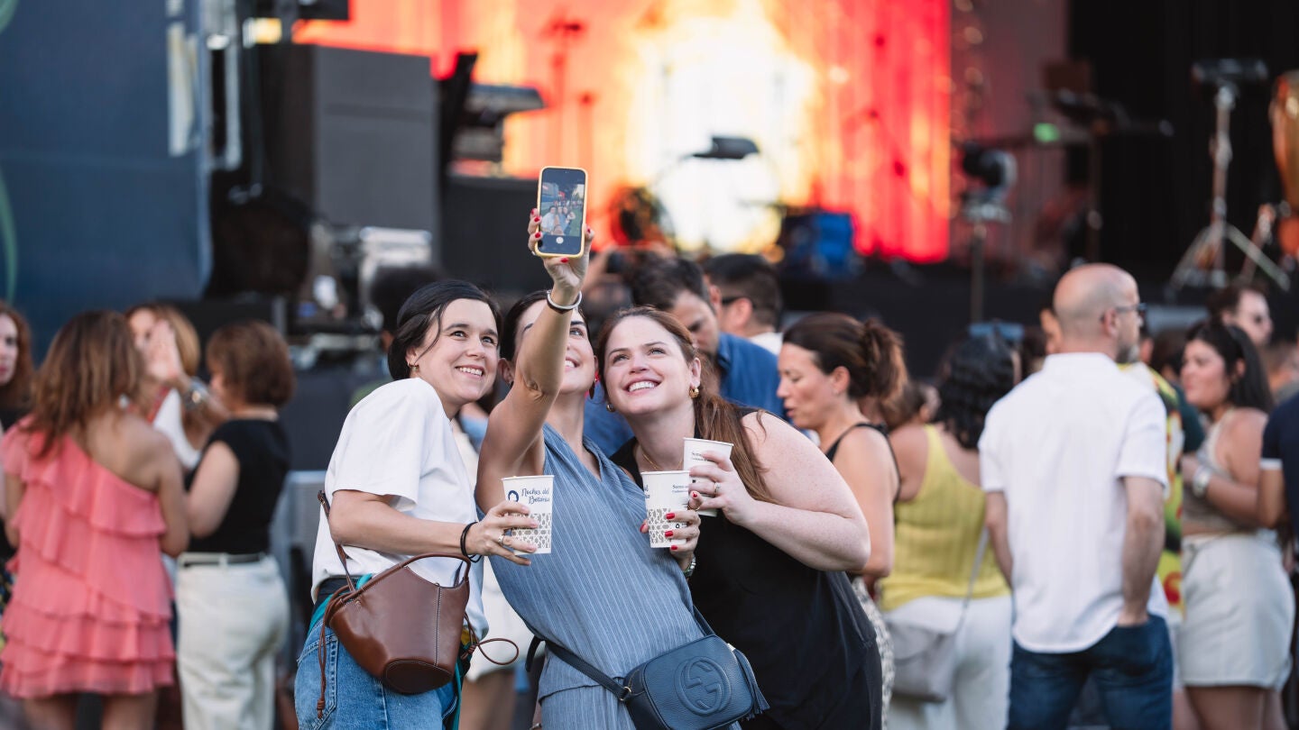 Un grupo de jóvenes disfruta antes del comienzo del concierto de Elivs Crespo