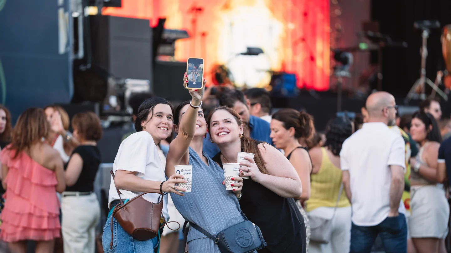 Un grupo de jóvenes disfruta antes del comienzo del concierto de Elivs Crespo Un grupo de jóvenes disfruta antes del comienzo del concierto de Elivs Crespo