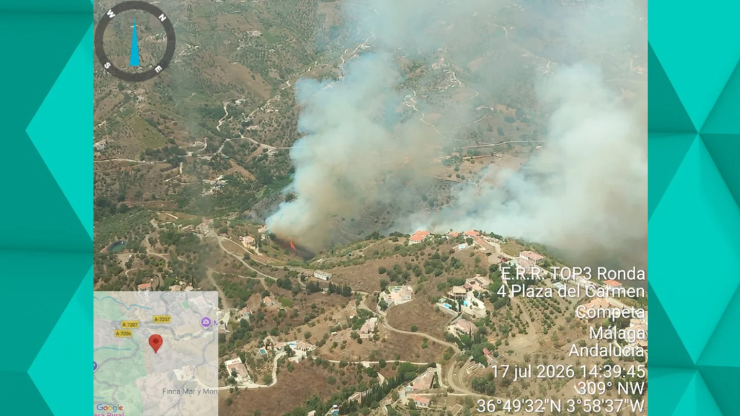Un incendio forestal en Árchez (Málaga) obliga a desalojar varias viviendas y confinar Cómpeta. Un incendio forestal en Árchez (Málaga) obliga a desalojar varias viviendas y confinar Cómpeta.