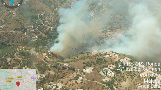 Un incendio forestal en &Aacute;rchez (M&aacute;laga) obliga a desalojar varias viviendas y confinar C&oacute;mpeta.