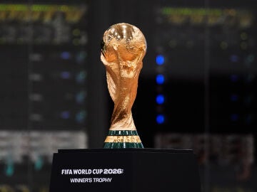 El trofeo de la Copa del Mundo que recibe el ganador del Mundial de f&uacute;tbol