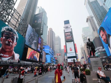 Lamine Yamal y Leo Messi, en las pantallas gigantes de Times Square, en Nueva York, donde se celebra la final del Mundial