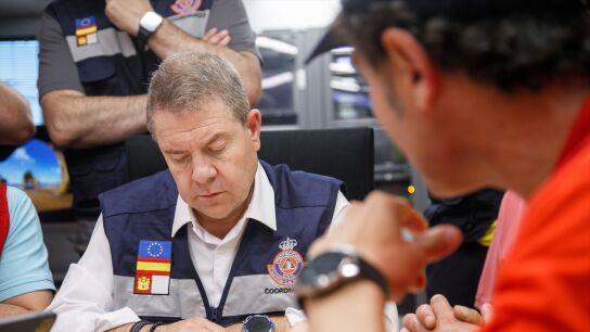 El presidente regional, Emiliano Garc&iacute;a-Page, en el puesto de mando avanzado del incendio de La Mierla.