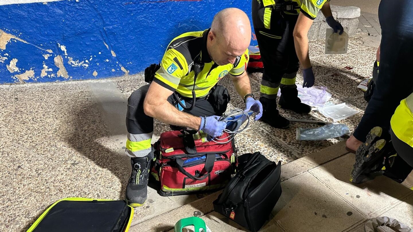 Sanitarios en la zona de la reyerta en Ciudad Lineal, donde ha muerto un joven de 23 a&ntilde;os. 