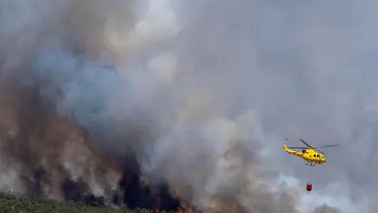 Vista de los trabajos de extinción este viernes, en el incendio de La Mierla (Guadalajara). Vista de los trabajos de extinción este viernes, en el incendio de La Mierla (Guadalajara).
