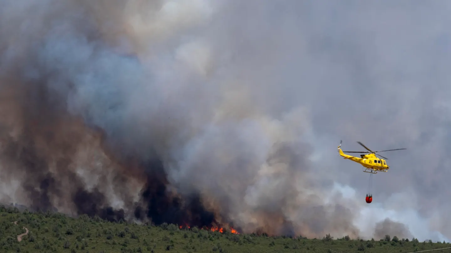 Vista de los trabajos de extinción este viernes, en el incendio de La Mierla (Guadalajara). Vista de los trabajos de extinción este viernes, en el incendio de La Mierla (Guadalajara).