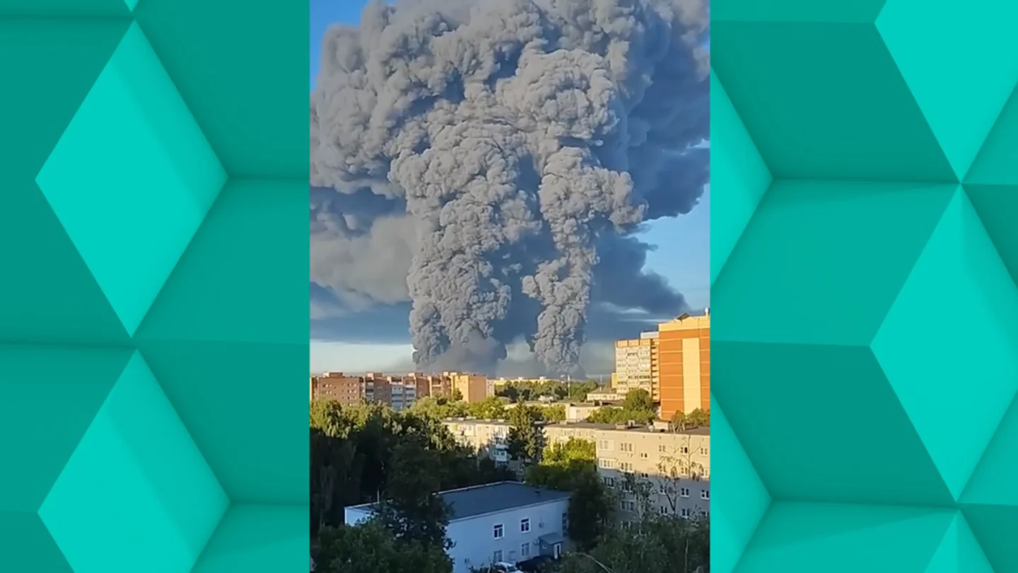 Consecuencias de un ataque ucraniano con drones a un centro logístico de Tambov, Rusia. Consecuencias de un ataque ucraniano con drones a un centro logístico de Tambov, Rusia.