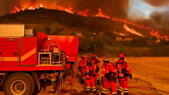 Bomberos durante las labores de extinci&oacute;n del incendio de Or&eacute;s, en Las Cinco Villas, Zaragoza. 