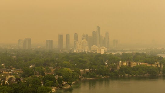 Humo de incendios forestales en Ontario, Canad&aacute;.