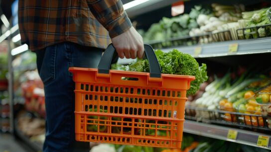 Imagen de una persona comprando en el supermercado