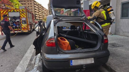 Imagen del coche donde se ha registrado una explosi&oacute;n en Lleida