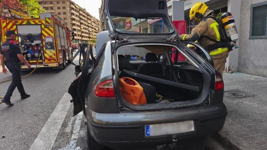 Imagen del coche donde se ha registrado una explosión en Lleida Imagen del coche donde se ha registrado una explosión en Lleida